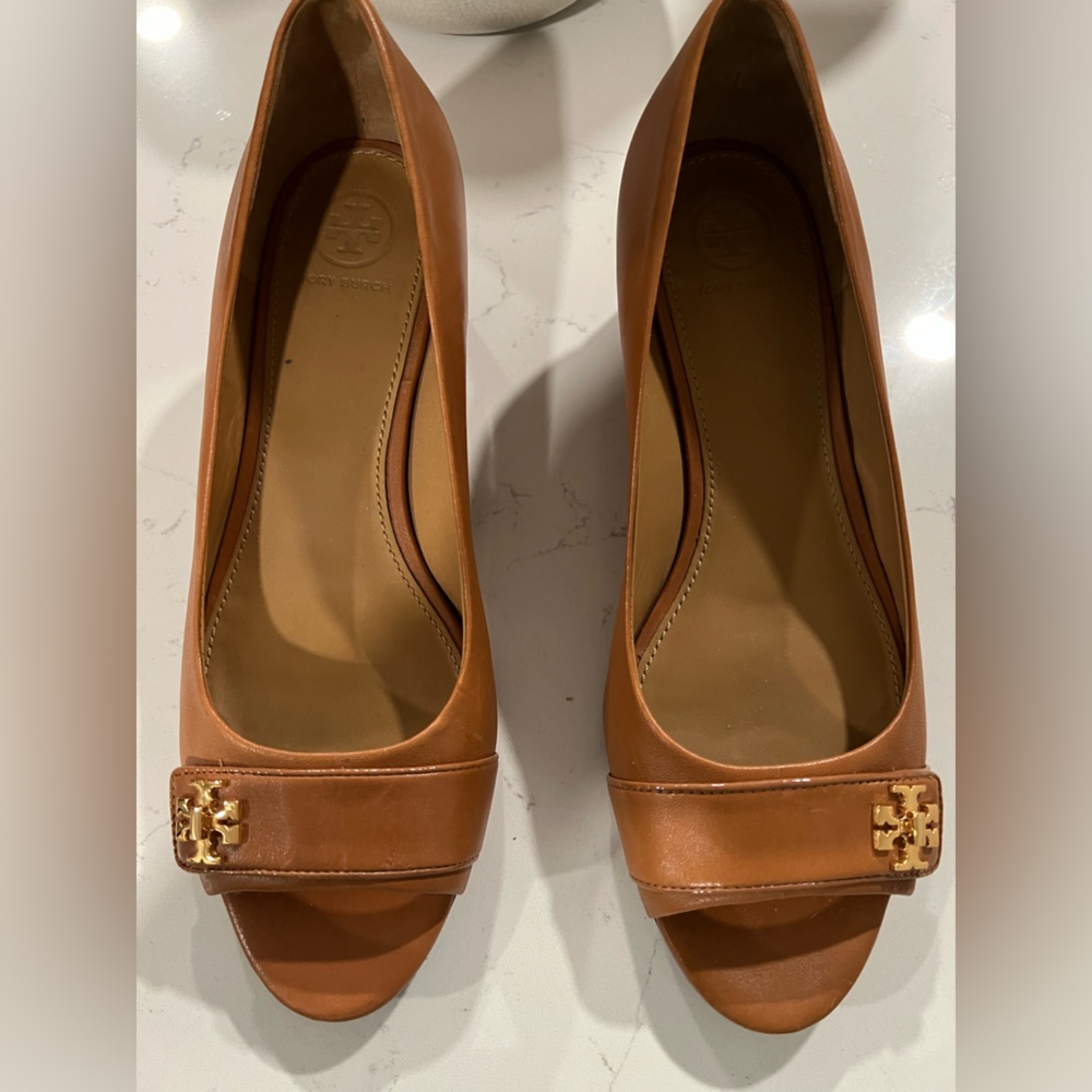 Gorgeous Tory Burch KIRA 45MM Wedges. Worn 5-6 times.  Size 9. Tan Calf leather